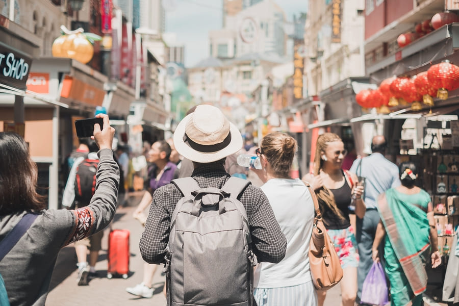 Viajero en un viaje personalizado a China descubriendo destinos